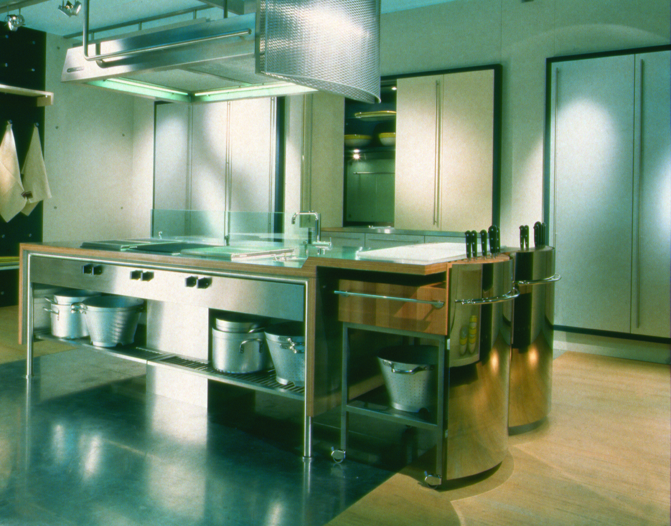 Strato_design_Non-Plus-Ultra_bespoke-kitchen-project-in-Milano_Maple-wood_aluminium_mat-stainless-steel_35-154
